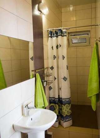 Гостиница Guest House Ageev Лазаревское Трехместный номер с собственной ванной комнатой-4